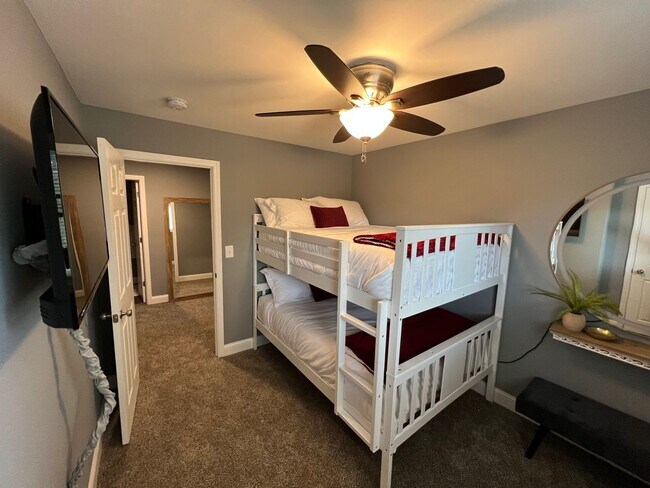 Building Photo - Fully Furnished Short Term Rental Home in ...