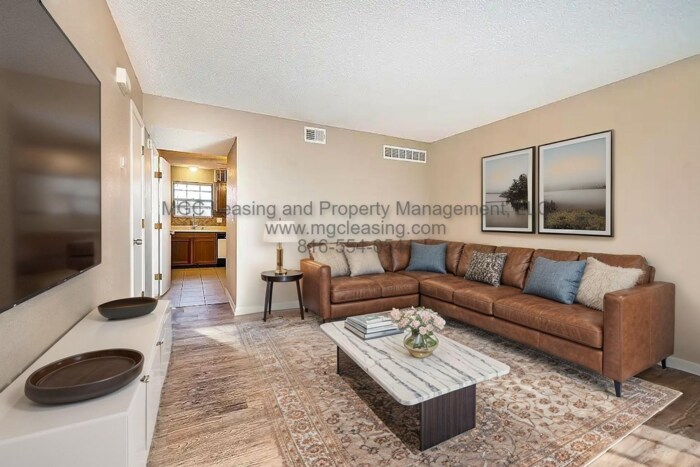 Foto principal - Spacious 2nd floor Townhome Living in the ...