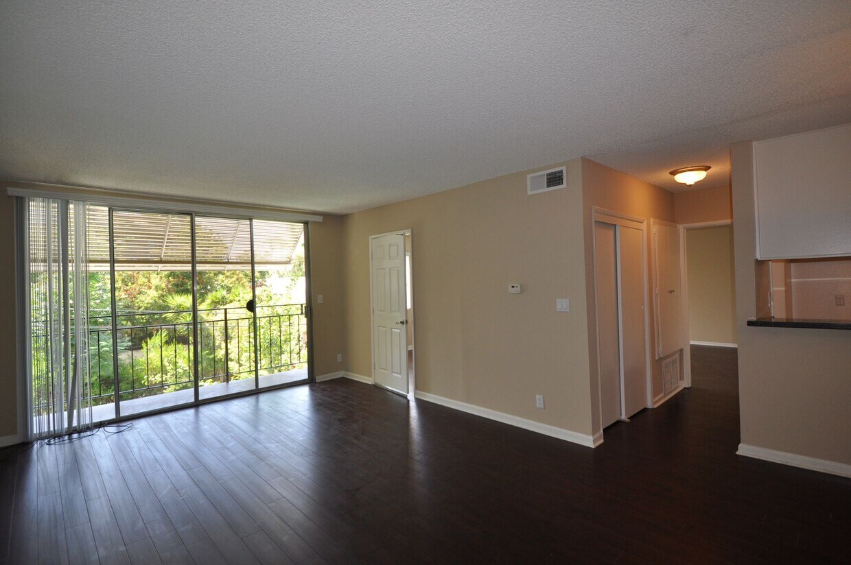 Foto principal - 4215 Mary Ellen Ave