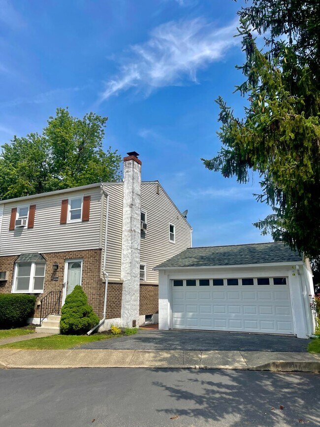 Building Photo - THREE BEDROOM TOWNHOUSE-East Penn Schools
