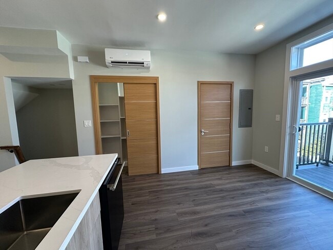 Building Photo - 33 Copeland St