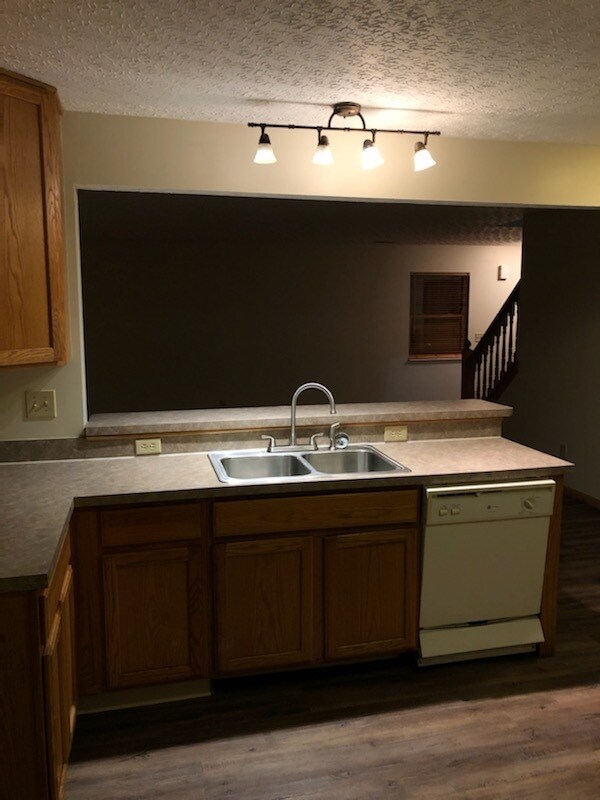 Building Photo - 6216 Kensington Glen Dr