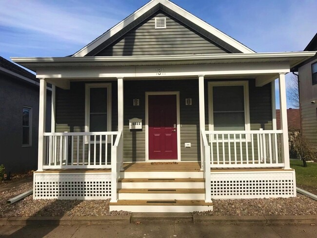 Building Photo - New modern 2 bed / 1 bath with fenced yard...