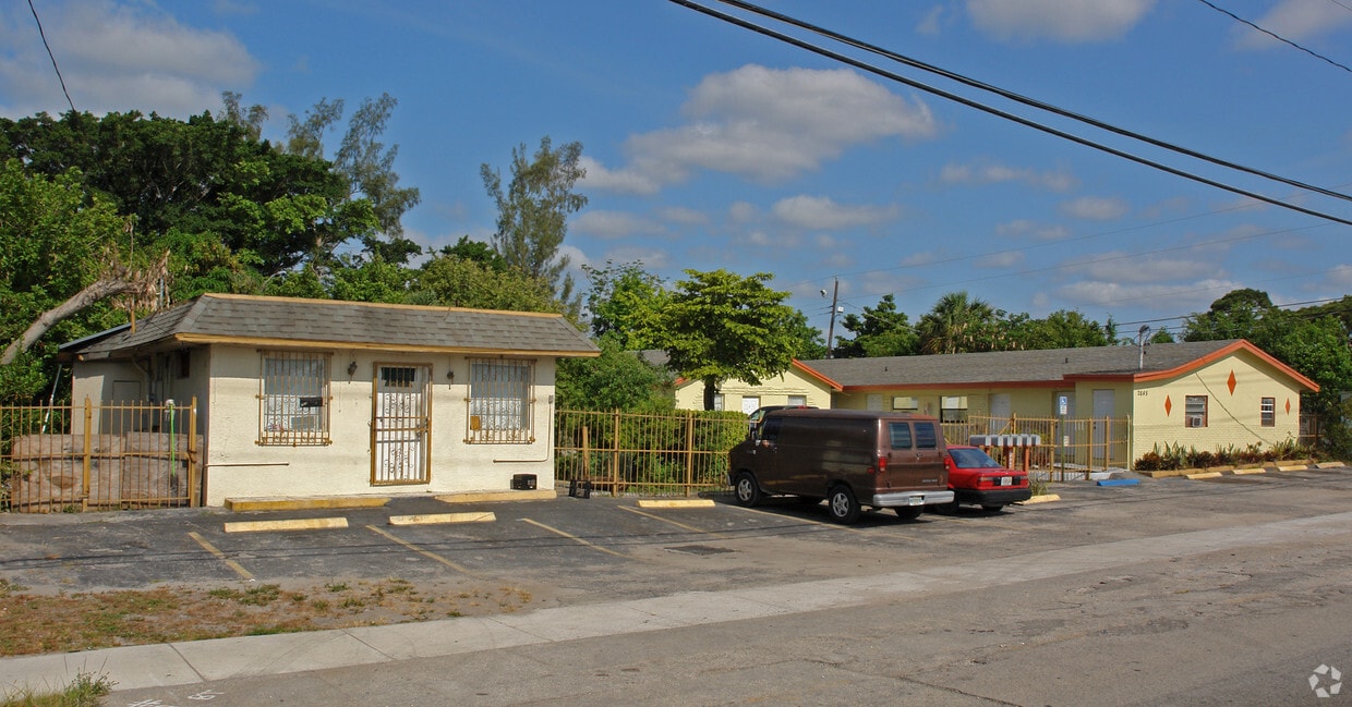 Primary Photo - 2645 NW 21st Ave
