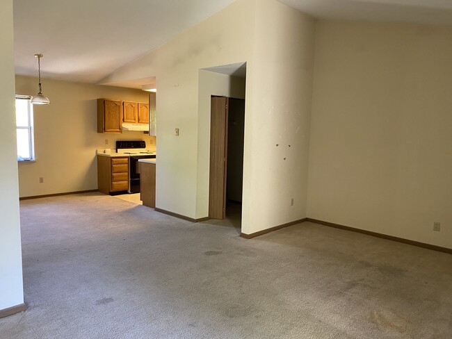 Building Photo - 830 N Thompson Dr