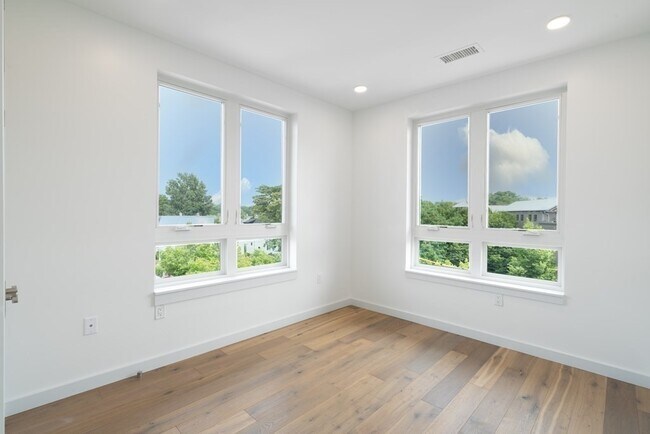 Building Photo - 97 Elmwood St