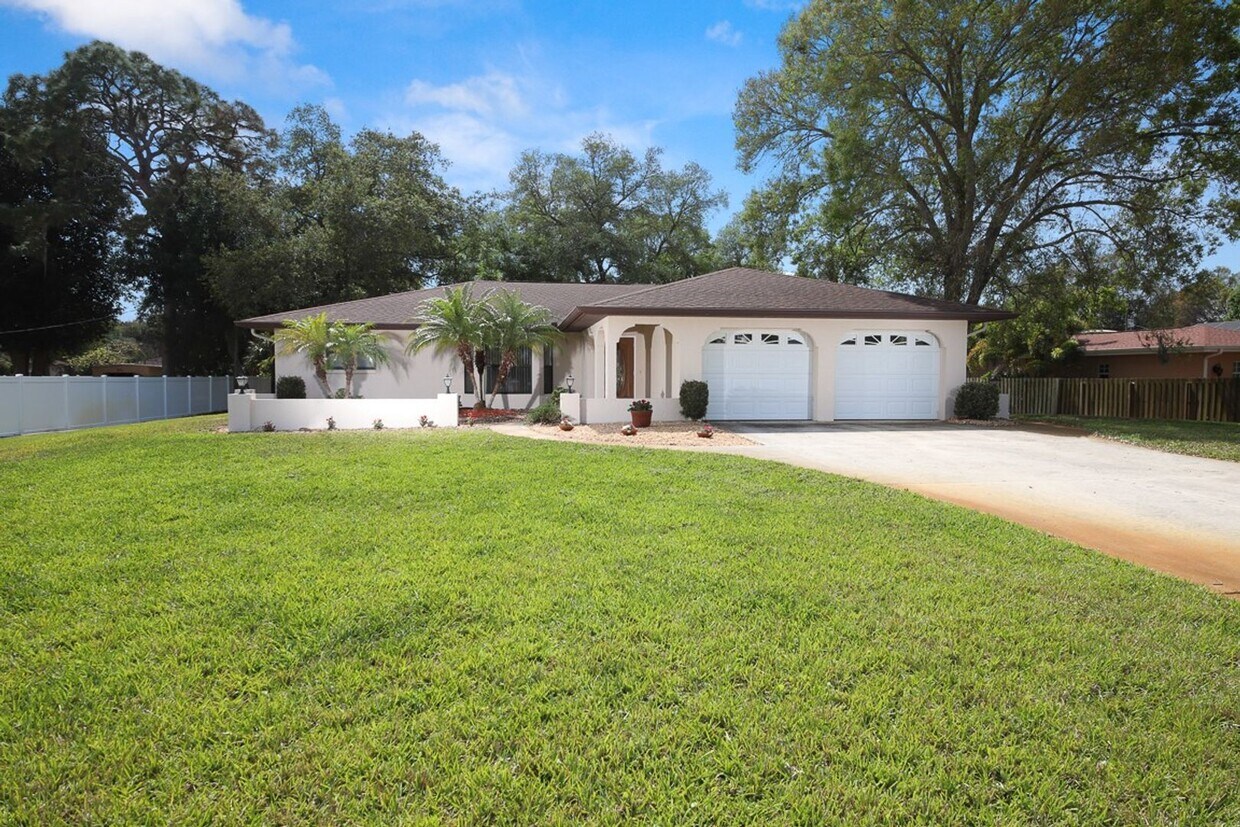 Primary Photo - Englewood Annual Pool Home for Rent