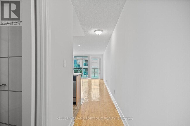 Photo du bâtiment - 16 Harrison Garden Blvd
