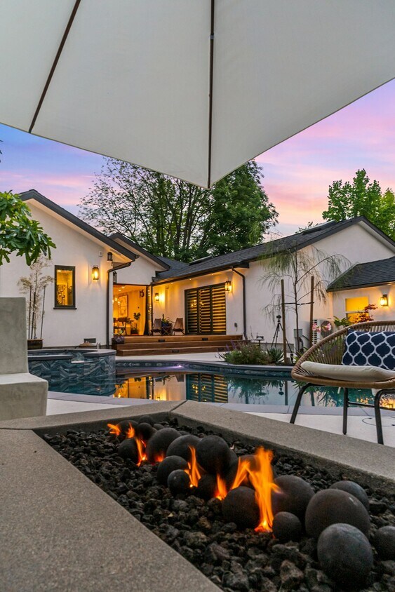 Primary Photo - 4867 Revlon Dr