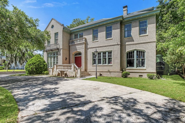 Building Photo - 624 E Victory Dr