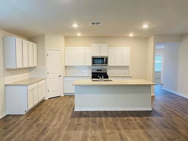 Building Photo - SPACIOUS San Antonio HOME