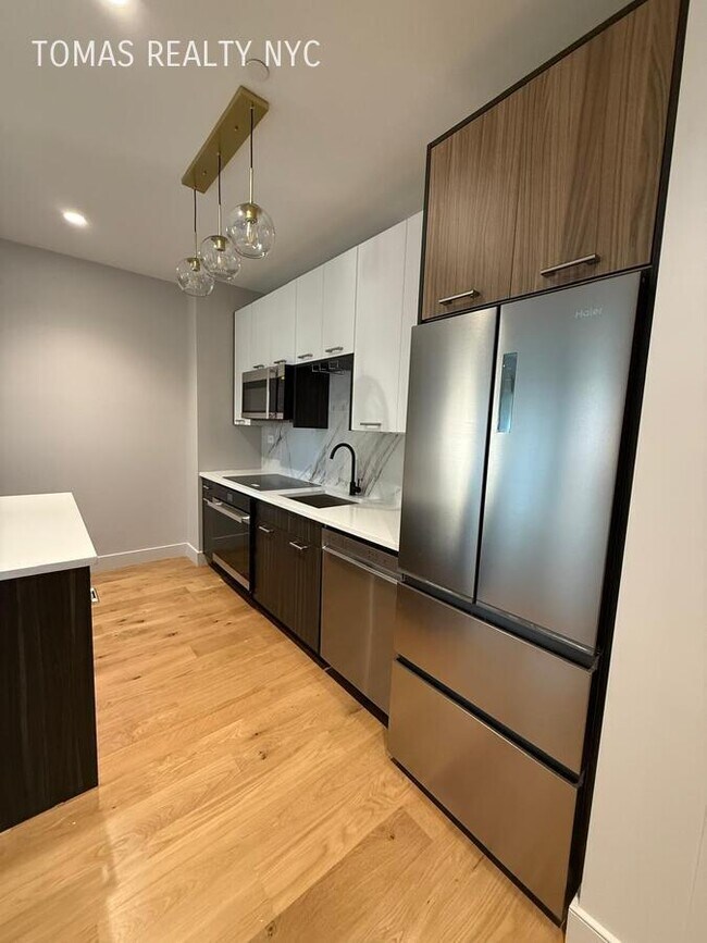 Foto del edificio - 1890 Pelham Pkwy S