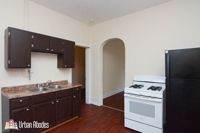 Building Photo - 1228 N Maplewood Ave