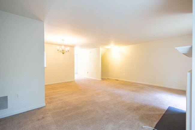 Building Photo - Charming 3 BR/2 Full BA & 2 Half BA Townho...