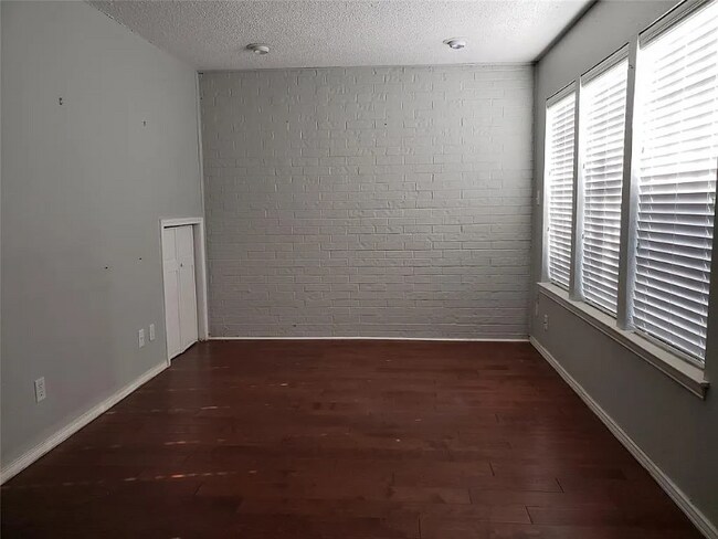 Foto del edificio - 712 Oakwood Trail