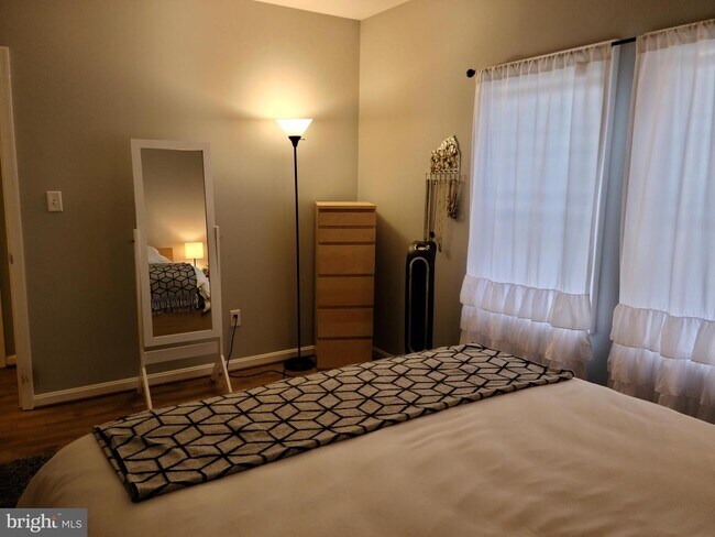 Foto del edificio - 1720 Queens Ln