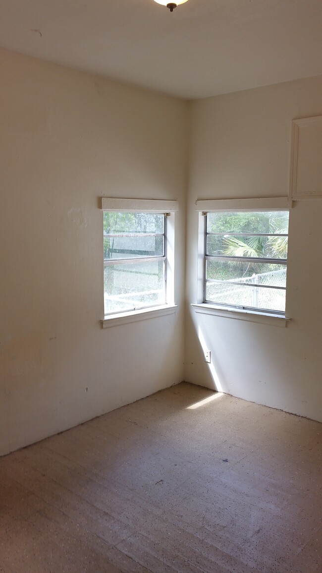 Building Photo - 801 Kraft Ave