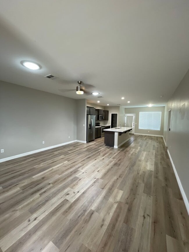 Building Photo - Beautiful Townhouse in Somerton!