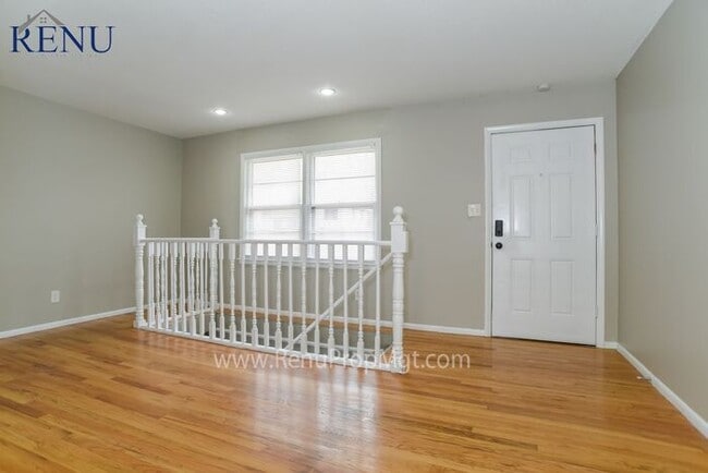 Building Photo - Available NOW! Lovely 3 Bedroom Home in KC!