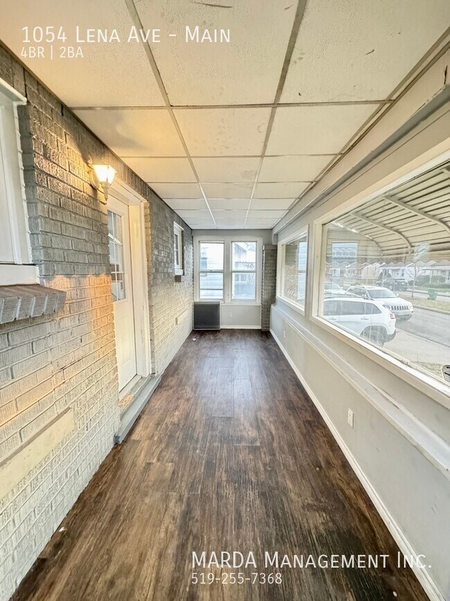 Photo du bâtiment - CHARMING 4+1 BED / 2 BATH WEST END HOME + HYDRO, WATER & GAS!