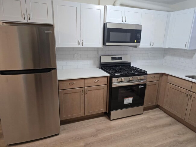 Building Photo - 1208 7th Ave