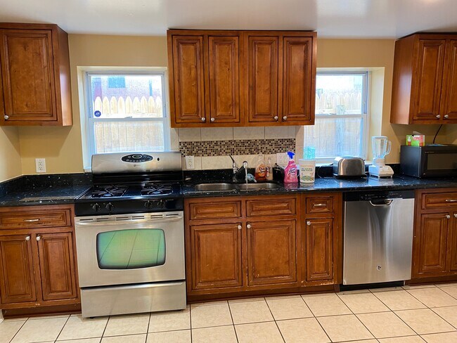 Updated Kitchen w/dishwasher - 636 S Paca St