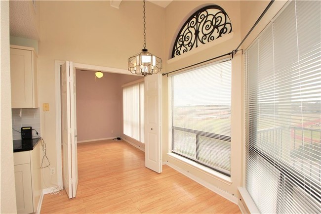 Foto del edificio - 3840 Far West Blvd