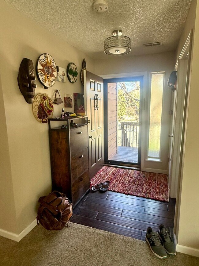 Foto del edificio - Spacious, Sunlit 3BR / 2 BA Condo just steps away from Standley Lake!