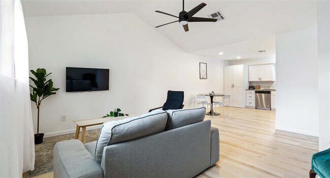 Building Photo - 1118 Ebert Ave