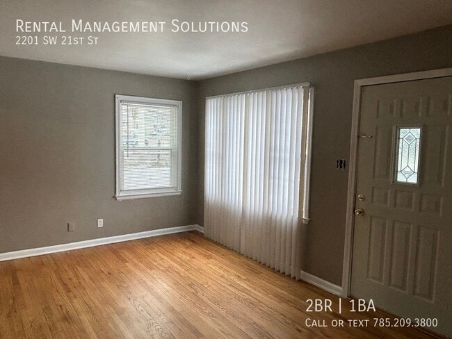 Building Photo - 2201 SW 21st St- 2 BED/1 BATH