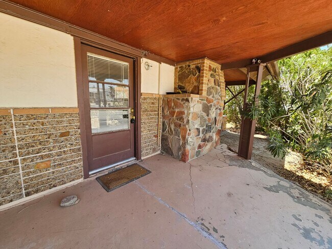 Building Photo - Charming Vintage Home