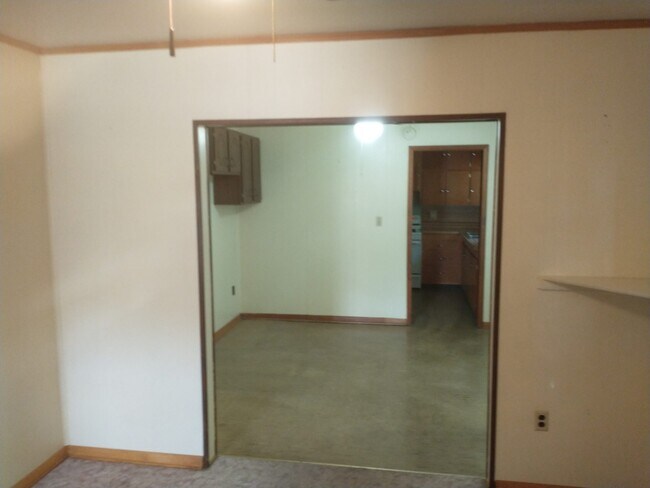 Building Photo - 108 N Oak St