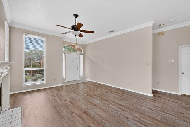 Building Photo - 636 Raintree Cir