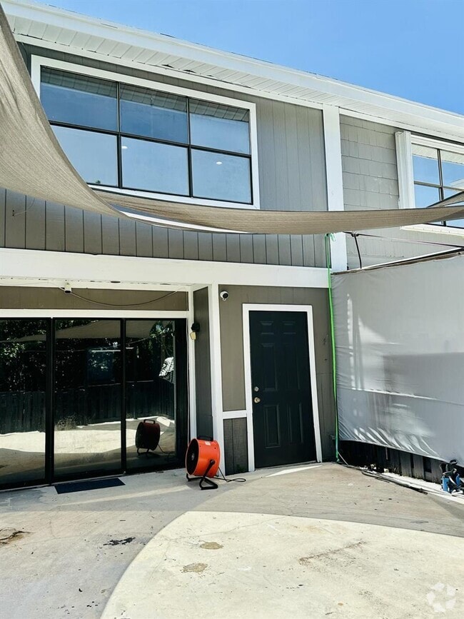 Building Photo - 850 Hill Dr