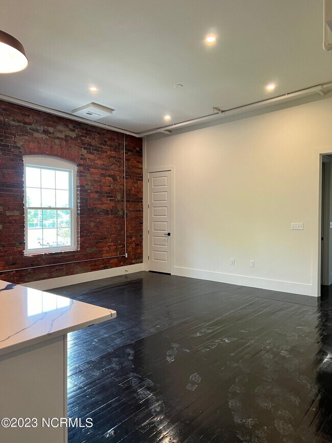 Building Photo - 805 N 4th St