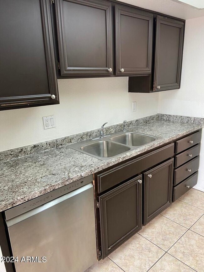 Foto del edificio - 1202 E Meadow Ln
