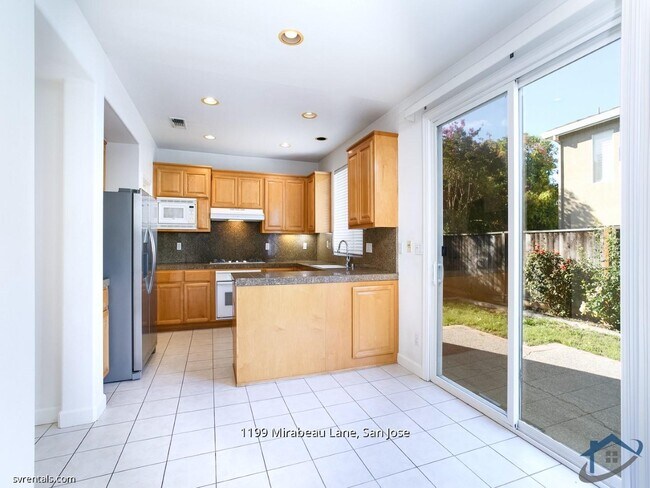 Foto del edificio - 1199 Mirabeau Ln