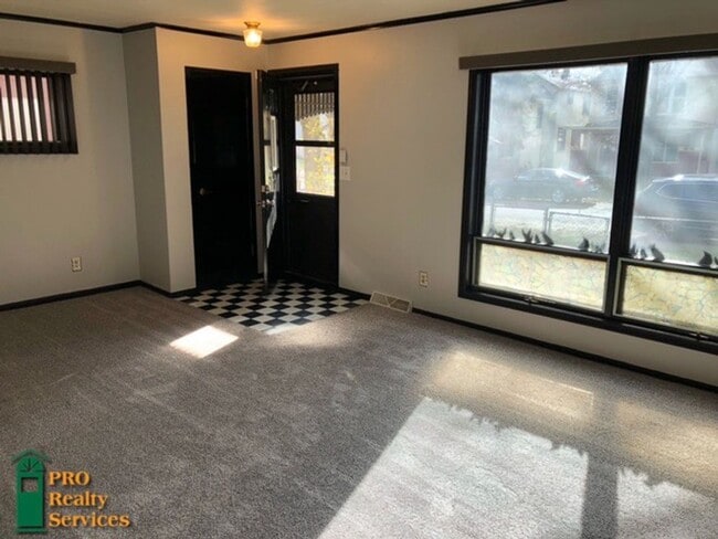 Building Photo - 2 Bedroom Home in St. Paul