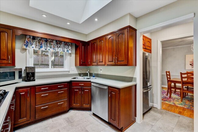 Building Photo - Incredible 5 bed 4 bath home with garage a...