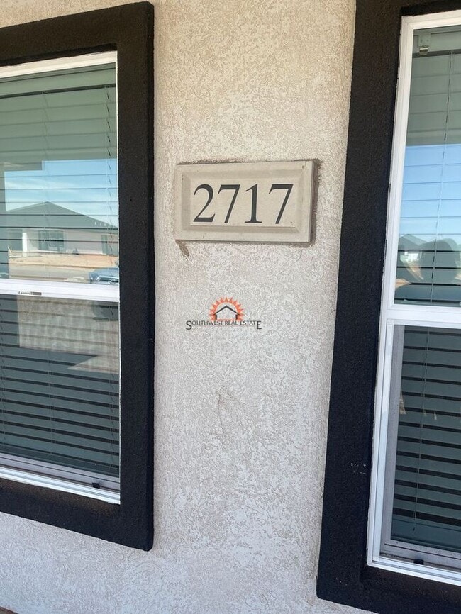 Building Photo - Brand New Duplex!