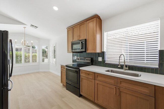 Foto del edificio - 2642 E Hartford Ave