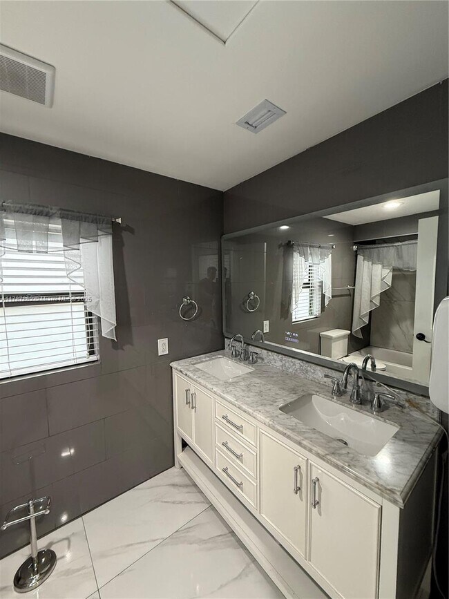 Foto del edificio - 685 NW 14th St