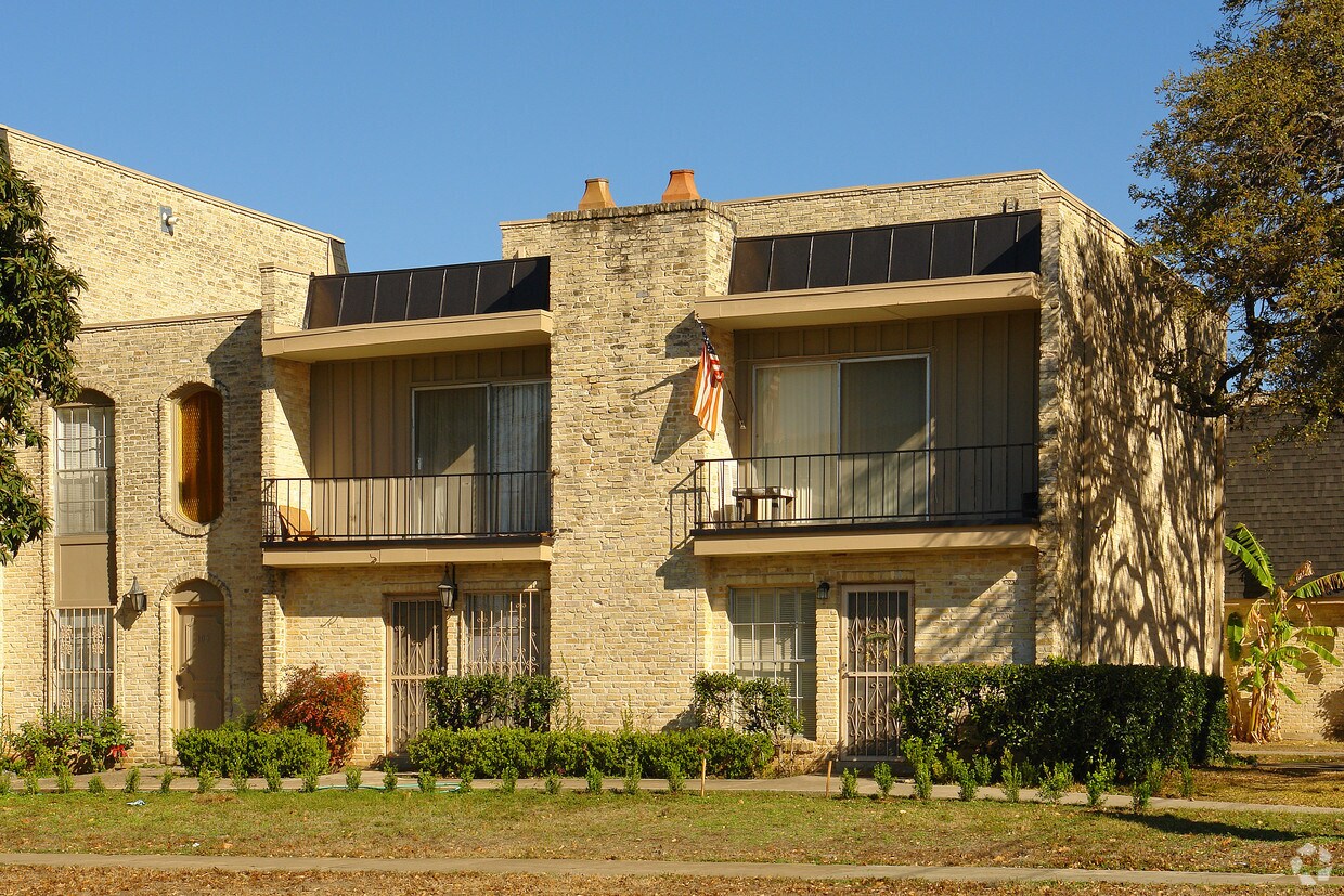 Primary Photo - 307 W Mistletoe