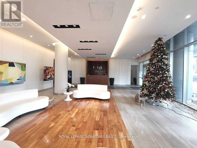 Building Photo - 70 Forest Manor Rd