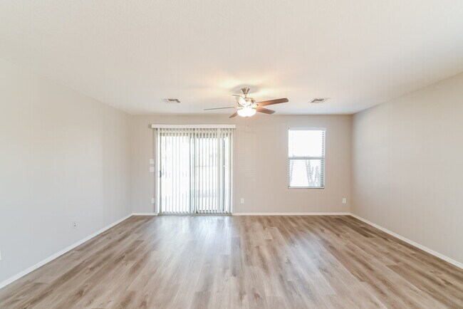 Foto del edificio - 1126 E Daniella Dr