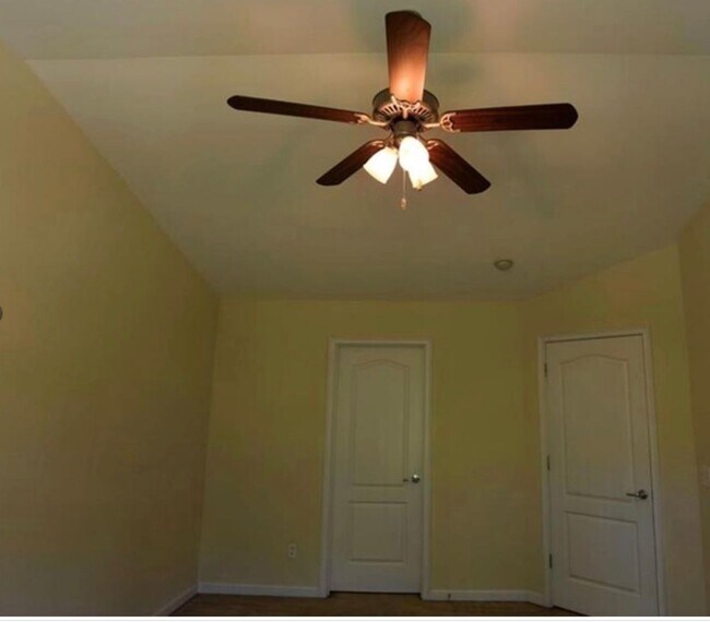 Foto del edificio - Townhome fresh paint and new carpet! Won't...