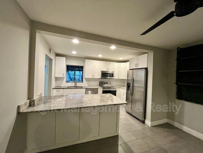 Building Photo - 727 N Himes Ave
