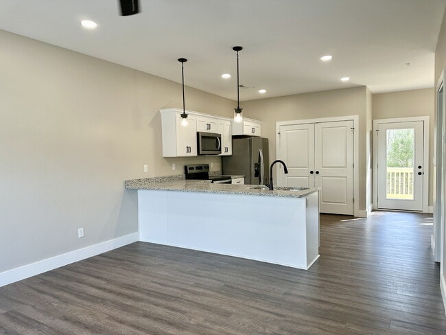Building Photo - 2-Bed Townhouse on South Jefferson: Modern...