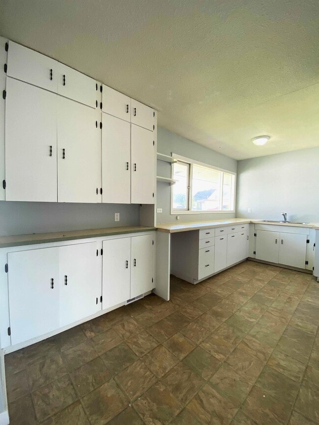 Building Photo - 37 Kechika St