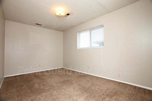 Building Photo - 525 N Dunsworth Ave